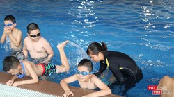 Giáo viên hướng dẫn học sinh tập bơi. Ảnh: Minh Thúy