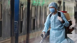 Nhân viên y tế tiến hành khử khuẩn để phòng bệnh. Ảnh: Internet