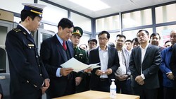 Thứ trưởng Bộ Y tế Đỗ Xuân Tuyên kiểm tra công tác phòng, chống dịch COVID-19 ở cửa khẩu. Ảnh: Tuấn Dũng - BYT 