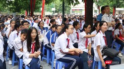 Học sinh chào cờ đầu tuần. Ảnh: Minh Thúy 