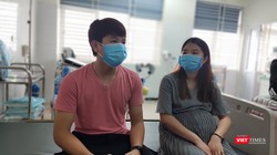 Cặp vợ chồng là du học sinh trở về từ Vũ Hán trong phòng cách ly tại Bệnh viện Bệnh Nhiệt đới Trung ương. Ảnh: Minh Thúy 