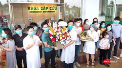 TS. Phạm Ngọc Thạch – Giám đốc Bệnh viện Bệnh Nhiệt đới Trung ương chúc mừng 30 công dân Việt Nam về từ Vũ Hán ra viện. Ảnh: Minh Thúy 