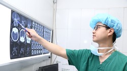 Bác sĩ xem phim chụp cho bệnh nhân N.V.T. Ảnh: BVCC