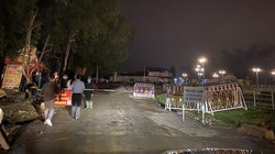 Chốt chặn cách ly tại xã Sơn Lôi, Vĩnh Phúc tối ngày 3/3. Ảnh: Châu Anh - PLVN 
