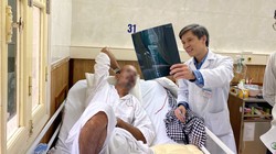 Bệnh nhân  A.V., 43 tuổi, người Ấn Độ xem phim chụp X-quang cùng bác sĩ tại Bệnh viện Hữu nghị Việt Đức. Ảnh: BVCC