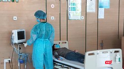 Bác sĩ chăm sóc cho bệnh nhân tại Bệnh viện Bệnh Nhiệt đới Trung ương. Ảnh: Minh Thúy 