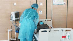 Bác sĩ chăm sóc cho bệnh nhân tại Bệnh viện Bệnh Nhiệt đới Trung ương. Ảnh: Minh Thúy 