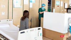 Bác sĩ thăm hỏi tình hình sức khỏe bệnh nhân tại Bệnh viện Bệnh Nhiệt đới Trung ương cơ sở 2 (Đông Anh, Kim Chung, Hà Nội). Ảnh: Minh Thúy 