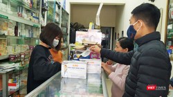 Người dân mua khẩu trang tại hiệu thuốc. Ảnh: Lê Mai 