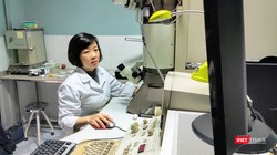 Cán bộ nghiên cứu trong phòng thí nghiệm tại Viện Vệ sinh Dịch tễ Trung ương. Ảnh: Minh Thúy 