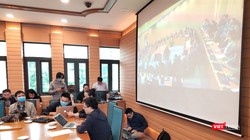 Báo chí tham dự đưa tin về cuộc họp Ban Chỉ đạo phòng, chống dịch COVID-19 ở UBND TP. Hà Nội. Ảnh: Minh Thúy 