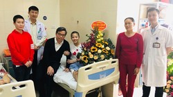 Niềm vui của bệnh nhân H. sau mổ  (Từ trái qua phải: chị Đào Thị Thanh H., mổ thay ½ xương đùi cách 4 tháng; BS. Nguyễn Trần Quang Sáng, PGS TS. Trần Trung Dũng; em Lê Thị H., mẹ em Lê Thị H. và BS. Trần Đức Thanh). (Ảnh: Sơn Tùng)