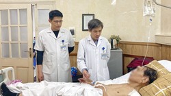 Bác sĩ thăm hỏi sức khỏe bệnh nhân sau mổ. Ảnh: BVCC