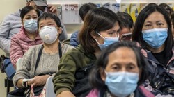 Người dân đeo khẩu trang trong bệnh viện. Ảnh: NYTIMES