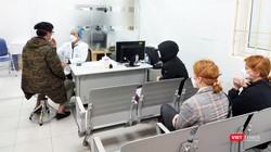 Bác sĩ thăm khám cho bệnh nhân tại Bệnh viện Bạch Mai. Ảnh: Minh Thúy 