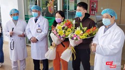 2 bệnh nhân mắc COVID-19 tại Bệnh viện Bệnh Nhiệt đới Trung ương cơ sở 2 xuất viện vào ngày 18/2. Ảnh: Minh Thúy 