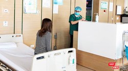 Bác sĩ thăm hỏi tình hình sức khỏe bệnh nhân tại Bệnh viện Bệnh Nhiệt đới Trung ương cơ sở 2. Ảnh: Minh Thúy 