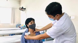 Bác sĩ thăm khám cho chị T. sau ca phẫu thuật. Ảnh: BVCC