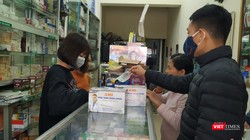 Người dân mua khẩu trang ở hiệu thuốc. Ảnh: Lê Mai 