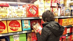 Người dân mua hàng tại siêu thị. Ảnh: Minh Thúy 