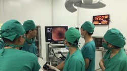 Các bác sĩ nội soi gắp thành công kim băng trong thực quản cho bé gái 4 tuổi. Ảnh: BVCC