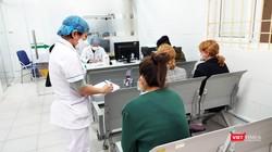 Bác sĩ thăm hỏi tình hình sức khỏe bệnh nhân. Ảnh: Minh Thúy 