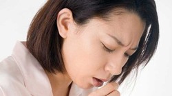 Ngay sau khi có các biểu hiện sốt, ho, đau họng, khó thở, người dân cần đeo khẩu trang, tự cách ly. Ảnh: Internet