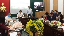 Thứ trưởng Bộ Y tế cùng các chuyên gia hội chẩn cho bệnh nhân mắc COVID-19. Ảnh: Lê Hảo - BYT