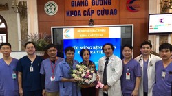 Bệnh nhân T. ra viện sau 18 ngày chiến đấu với tử thần. Ảnh: Thế Anh 