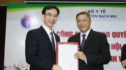 Thứ trưởng Bộ Y tế Nguyễn Trường Sơn trao quyết định Giám đốc bệnh viện cho GS.TS. Nguyễn Quang Tuấn. Ảnh: Thế Anh 