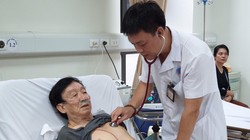 Bác thăm khám cho bệnh nhân người cao tuổi tại Bệnh viện Hữu Nghị. Ảnh: BVCC