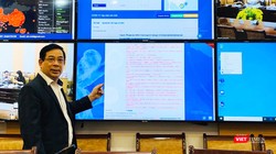 PGS.TS. Lương Ngọc Khuê tại Trung tâm quản lý, điều hàh trực tuyến hỗ trợ chuyên môn, chẩn đoán, điều trị COVID-19. Ảnh: Thanh Hằng