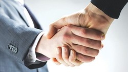 Bắt tay. Ảnh: Internet