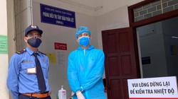 Kiểm tra nhiệt độ tại Bệnh viện Bạch Mai. Ảnh: BVCC