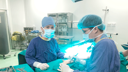 PGS.TS. Nguyễn Mạnh Khánh phẫu thuât cho ông E.M. Ảnh: BVCC