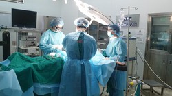 Ê kíp phẫu thuật cho nữ bệnh nhân vỡ ruột thừa. Ảnh: Bệnh viện Bệnh Nhiệt đới Trung ương