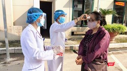 Kiểm tra thân nhiệt người dân trước khi vào bệnh viện (Ảnh - Minh Thuý) 