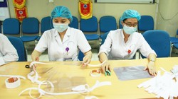 Các bác sĩ làm mũ bảo hộ chống COVID-19. Ảnh: Bệnh viện Hữu Nghị