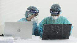 Cán bộ y tế làm việc tại trạm xét nghiệm nhanh COVID-19. Ảnh: Minh Thúy 