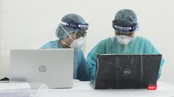 Bác sĩ ở trạm xét nghiệm nhanh COVID-19 (Ảnh: Minh Thúy) 