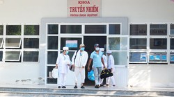 2 bênh nhân công bố khỏi bệnh tại Bệnh Viện Đa khoa tỉnh Ninh Thuận. Ảnh: Phạm Hằng
