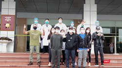 Các bệnh nhân mắc COVID-19 được công bố khỏi bệnh tại Bệnh viện Bệnh Nhiệt đới Trung ương cơ sở 2. Ảnh: Minh Thúy 