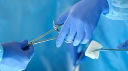 Bác sĩ chuẩn bị phẫu thuật. Ảnh: Internet