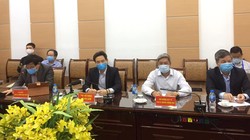 Phó Thủ tướng Vũ Đức Đam ((thứ 2 từ trái sang) dự cuộc hội chẩn chuyên môn trực tuyến các ca bệnh nặng mắc COVID-19.  Ảnh: Lê Hảo