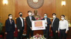 Công ty CapitaLand Việt Nam đã trao tặng Bộ Y tế 40.000 test xét nghiệm virus SARS-CoV-2. Ảnh: Thu Nguyệt