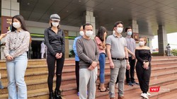 Các bệnh nhân mắc COVID-19 được công bố khỏi bệnh tại Bệnh viện Bệnh Nhiệt đới Trung ương cơ sở 2. Ảnh: Minh Thúy 