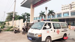 Xe cứu thương đi ra từ Bệnh viện Bệnh Nhiệt đới Trung ương cơ sở 2. Ảnh: Minh Thúy 