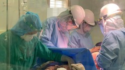 Ê kíp phẫu thuật cho sản phụ T. Ảnh: BVCC