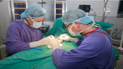 Các bác sĩ phẫu thuật cắt tinh hoàn trái, cố định tinh hoàn phải cho bé Đ. Ảnh: BVCC