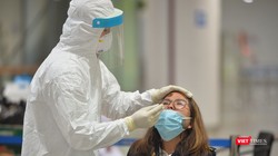 Nhân viên y tế lấy mẫu xét nghiệm COVID-19 tại sân bay. Ảnh: Hoàng Anh 